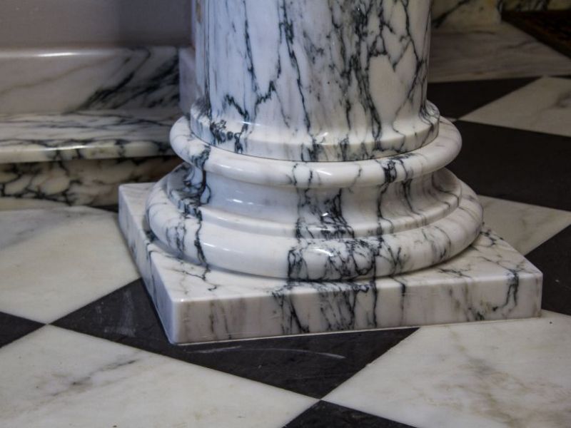 Colonne e capitelli in marmo